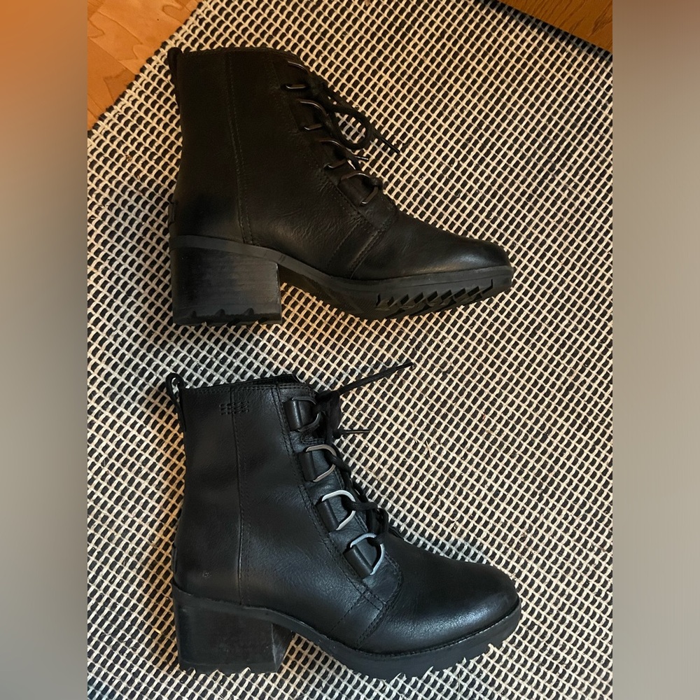 Sorel Joan Now lace up boots